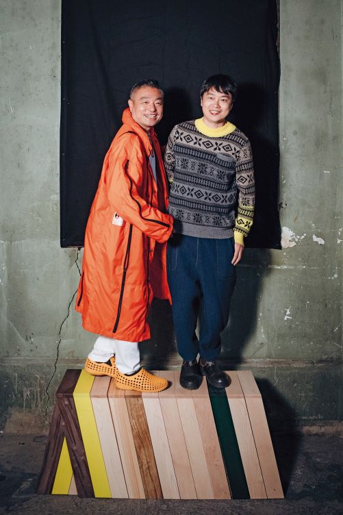 Naoki Terada und Koichi Suzuno aus dem Gastland Japan hatten vorher noch nie zusammengearbeitet. Ihre Installationen fragiler Objekte und Luftvasen aus Papier wurden bewundert und regten zu Diskursen an. Videos, welche die beiden Designer im Gespräch zeigten, vervollständigten die Installation. Naoki Terada, inter.office, Terada Design / Koichi Suzuno, Torafu Architects.