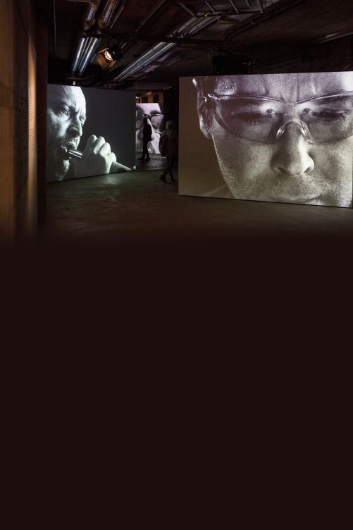 Überlebensgrosse Bildschirme zeigten die konzentrierten, schweissbedeckten Gesichter der Glas- oder Metallarbeiter. Hier ging es nicht um das Produkt, vielmehr stand der Mensch im Fokus. Im Hintergrund ertönten Fabrikgeräusche. Classicon, Design: Studio Sebastian Herkner.