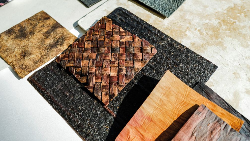 Das Stijlinstituut Amsterdam blickte zusammen mit dem Londoner Studio Franklin Till und der dänischen Agentur Spott in die Zukunft der Heimtextil-Branche. Während eines Workshops erarbeiteten die Trendforscher eine Marktprognose in Sachen Interior Design 2020/21. Welche Farbtendenzen, Materialien und Designs sie dabei gesehen haben, kann man sich auf der Webseite der Messe in der Aufzeichnung der Trendpreview anschauen.