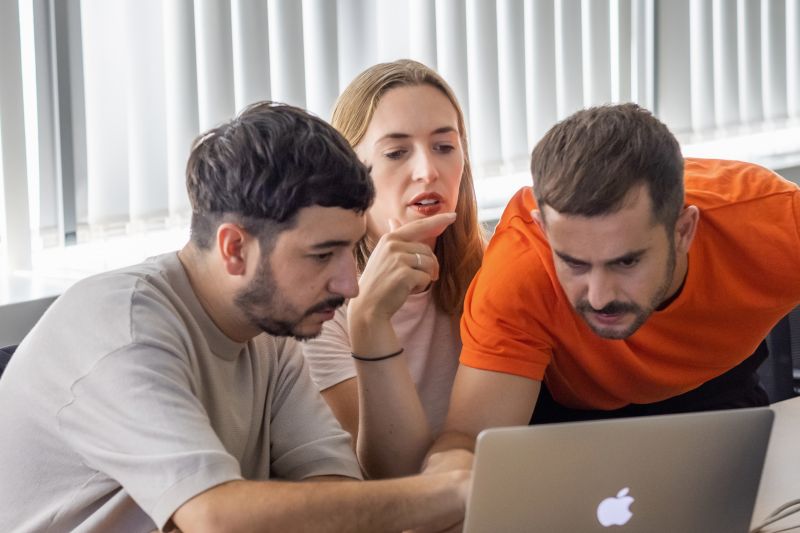 Studio-Gründer Eduardo Villalón und Alberto Sánchez mit ihrer Mitarbeiterin Pola Knabe stellen beim Workshop in Köln ihren Entwurf für «Das Haus 2020» vor; eine drinnen und draussen verbindende Wohnraumvision. Foto: koelnmesse, Roland Breitschuh.