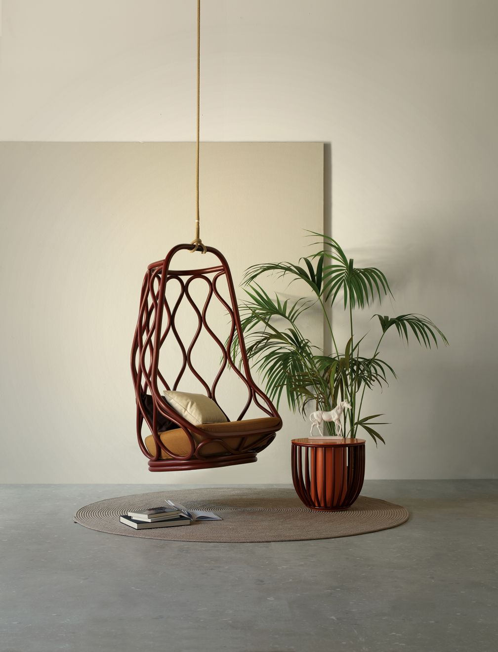Das Rattangeflecht des Outdoor-Hängesessels «Nautica» ist eine Hommage an die ersten Möbel von Expormim aus den 70er-Jahren. Der Sessel soll an die Sonnenreflexionen auf den Meereswellen erinnern. Foto: Klunderbi.