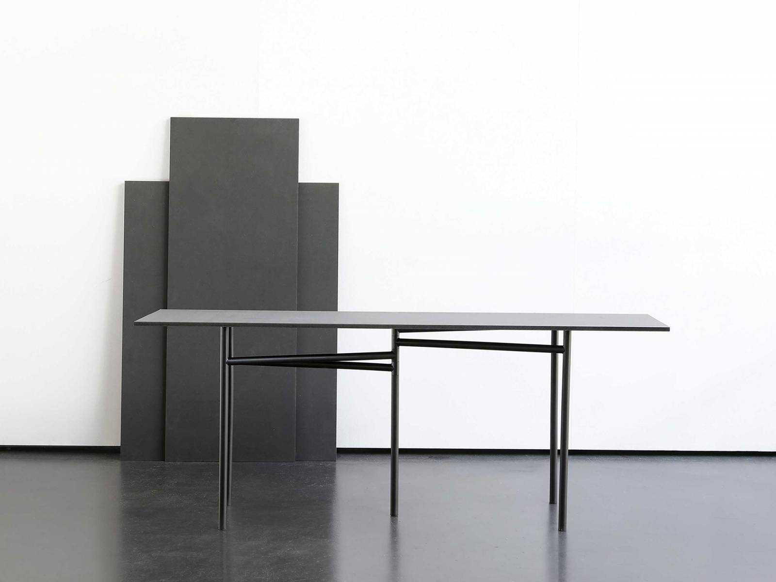 «Slot» – verstellbares Tischgestell. Design: Marie Luise Stein.