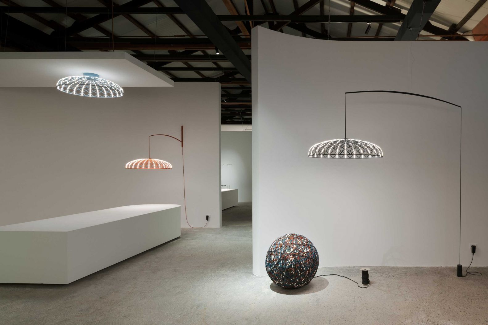 Unbestritten ein Salone-Highlight: Flos feierte sein 60-jähriges Bestehen in der Fabbrica Orobia 15 und bespielte eine halbe Stunde Fahrtzeit von der Innenstadt entfernt ein 6000 Quadratmeter grosses Industriegelände mit «See the stars again». Foto: Francesco Caredda. flos.com