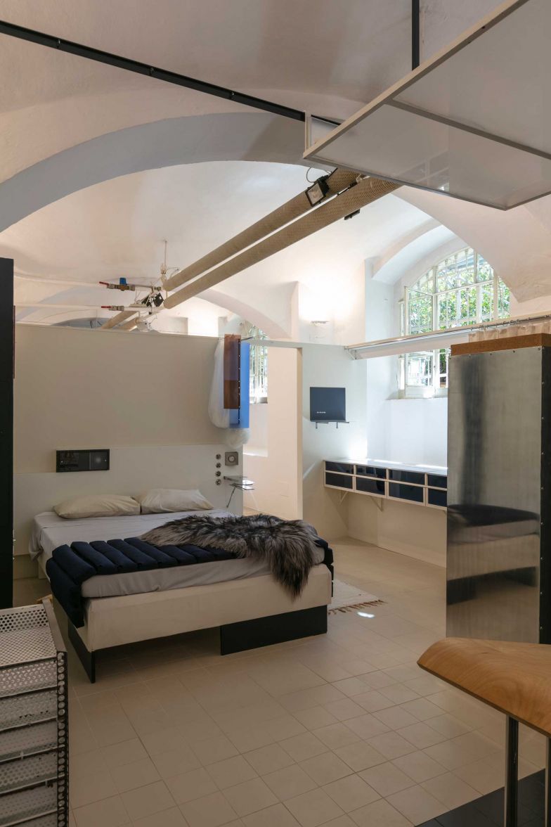 Ein Highlight des Rahmenprogramms Fuori Salone war die Ausstellung zu Eileen Gray: ClassiCon zeigte die begehbare 1:1-Installation des Master Bedrooms, den die legendäre Architektin für ihr Haus E.1027 (1926-1929) gestaltet hat, in den lichten Räumlichkeiten einer Kunstgalerie im Brera Design District. Die von Prof. Wilfried Wang, Peter Adam und Carolina Leite kuratierte Ausstellung machte das Zusammenspiel von räumlichen Proportionen, Materialien, Farben und zahlreichen Möbelstücken, die Eileen Gray für das Haus entwarf, unmittelbar erlebbar. Foto: Emanuele Zamponi. classicon.com  HINWEIS: credit of the licence holder for all products designed by Eileen Gray:Manufacturer ClassiCon authorised by The World Licence Holder Aram Designs Ltd.