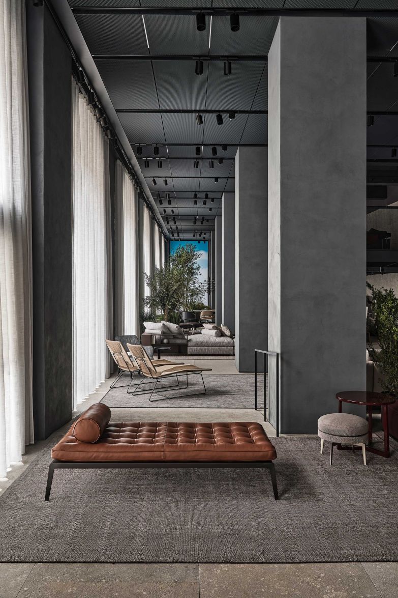 Pünktlich zum Start es 60. Salone del Mobile hat Flexform seinen ersten Flagship-Store in Italien eröffnet. Der neue Showroom verfügt über 800 Quadratmeter Ausstellungsfläche, die sich auf zwei Ebenen verteilen und wohl jedem Besucher ein Wow entlockten. Das Studio für Architektur und Innendesign ACPV Architecs (Antonio Citterio Patricia Viel) ist für das Projekt verantwortlich. flexform.it