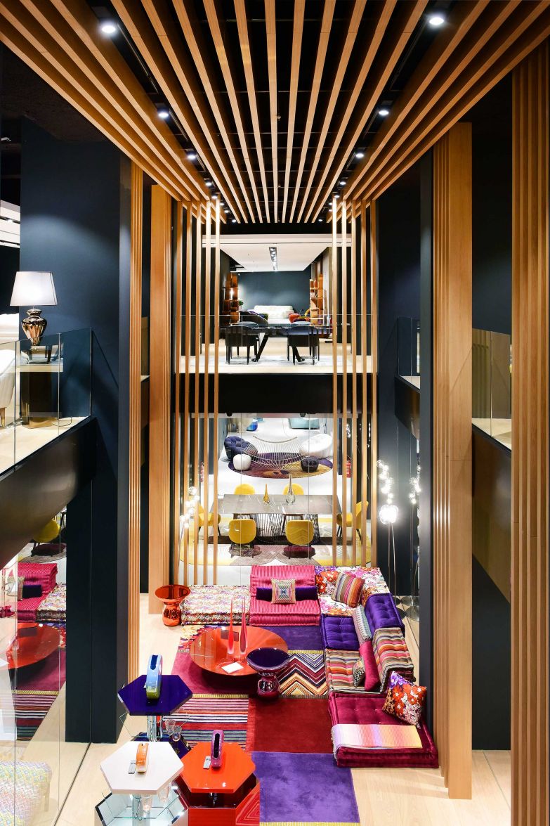 Beeindrucken konnte auch der neue Showroom von Roche Bobois in der Via Felice Cavalotti. Die Innenarchitektur dieses 1600 m2 grossen Ausstellungsraums auf zwei Ebenen wurde vom Designbüro von Roche Bobois konzipiert – kaum zu glauben, dass das einst als Parkhaus dem Einstellen von Autos diente. Der Ort zeichnet sich durch die Verwendung natürlicher mineralischer und pflanzlicher Materialien wie Keramik, Holz oder ganzer Wände voller Pflanzen aus. Zwei Treppen, auf beiden Seiten dieser grossen Flächen, organisieren den Weg um einen Trichter herum, der als Innenhof behandelt wird. roche-bobois.com