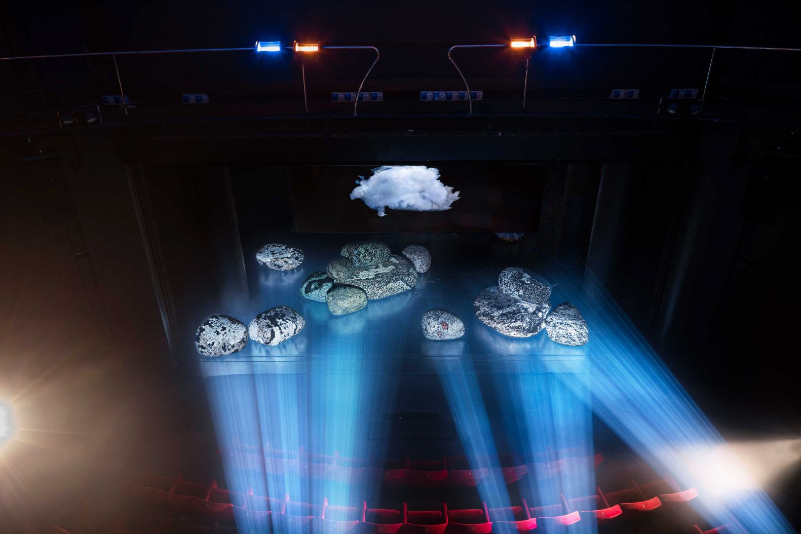 Wir durften viel sehen am diesjährigen Salone und am Fuorisalone, doch nichts war so einprägsam wie die Bühne, die Moroso dem neuen Möbel «Pebble Rubble» im Teatro Filodrammatici bereitete. Ein Spiel aus Licht, Ton und Projektion, das uns in seinen Bann zog und in die Atmosphäre der nordischen Wälder eintauchen liess. Foto: Gianluca Vassallo. moroso.it