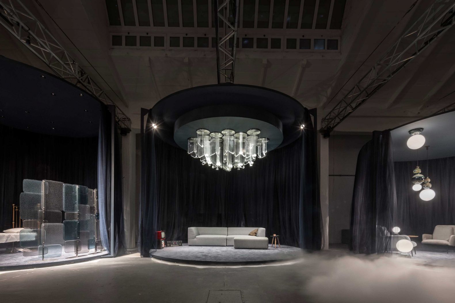 Der tschechische Glashersteller Lasvit arbeitet regelmäßig mit einer Reihe kreativer Partner zusammen, darunter die Gebrüder Campana, Kengo Kuma, Nendo und Ross Lovegrove, um Glaskollektionen von ungehemmter Kunstfertigkeit und Handwerkskunst zu entwickeln. Auf der Mailänder Designwoche zeigte die von Maxim Velčovský, dem künstlerischen Leiter von Lasvit, kuratierte Ausstellung «Sanctums» neue Ideen, darunter «A:Live», eine kinetische, modulare Glaskunstinstallation von Stefan Mihailović, und eine Sammlung von Beleuchtungsinstallationen, die von aufstrebenden Talenten sowie bekannten Designern wie Yabu Pushelberg und David Rockwell entworfen wurden. Lasvit.com