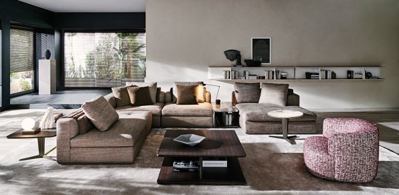Designer und Creative Director Vincent van Duysen hat mit dem Sofa «Albert» wieder reduzierte und dennoch gemütliche Akzente gesetzt. Das Untergestell ist kein einfaches Passepartout, sondern ein Rahmen mit Rundprofilen, der die Sitzfläche erhöht und dadurch Leichtigkeit erzielt. Sessel «Helene» basiert auf einem drehbaren Untergestell und ist mit vollständig abnehmbarem Bezug in Stoff oder Leder erhältlich. Molteni.