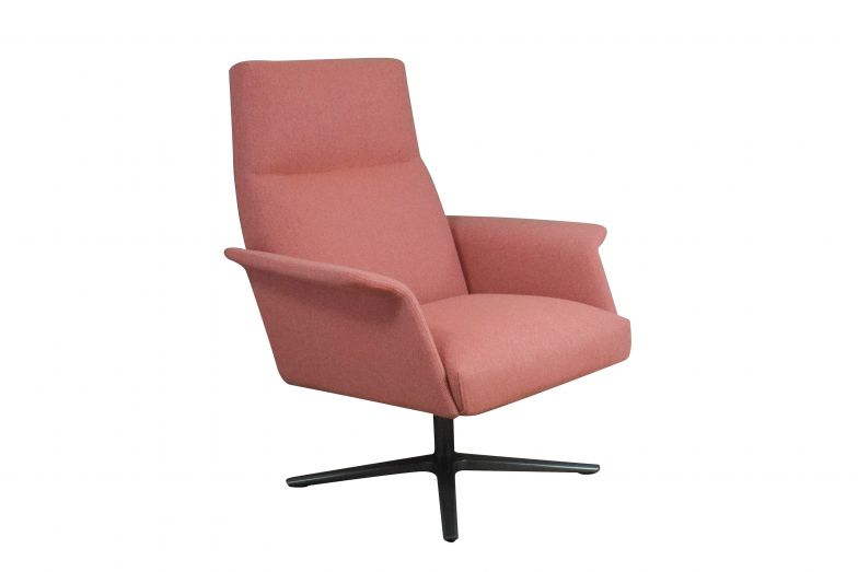 Das bereits etablierte Sofa «Nilson» von Studio Lievore Altherr erhält Zuwachs vom gleichnamigen Sessel, den es nun als Lounge-Variante mit hohem Rücken gibt. Verzelloni.