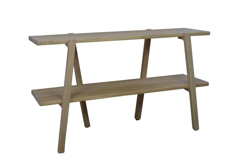 Dynamisches, offenes Design trifft auf natürliche Materialien: «Etan» wird aus Eichenholz gefertigt und kann auf Wunsch um Buchstützen aus Carraramarmor ergänzt werden. Verzelloni.