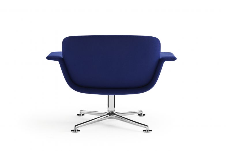 Auch in diesem Jahr setzt das Unternehmen die erfolgreiche Zusammenarbeit mit Designer Piero Lissoni fort. «KN01» ist ein drehbarer Loungesessel, der sich nicht nur im Home-, sondern auch im Objektbereich ausnehmend gut platzieren lässt. Knoll International.