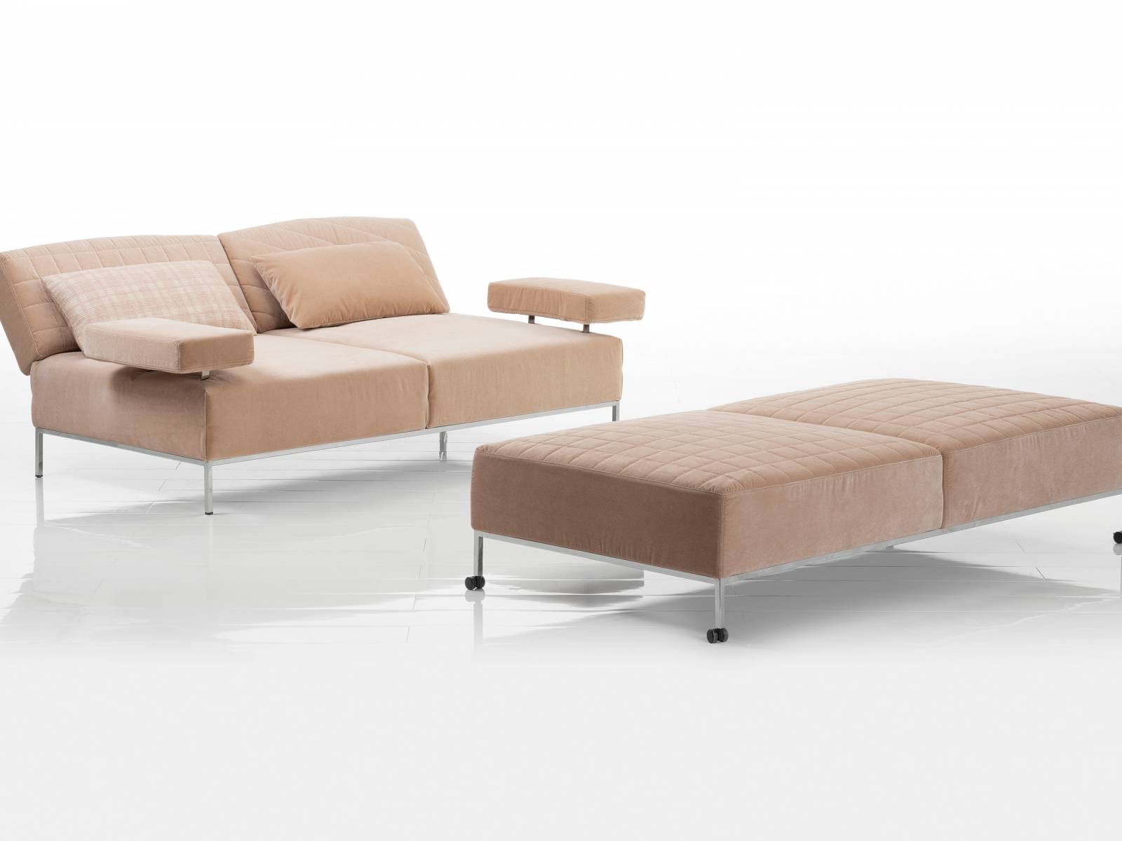 «Airy» ist die Antwort auf die Frage nach dem Sofa als Alleskönner. Um das Grundelement, das sich in seinen Massen an der Grösse eines Bettes orientiert, gruppieren sich vier bewegliche Arm- und Rückenteile. Sie lassen sich von der Waagerechten stufenlos in entspannende Schräglagen bis in die Vertikale verstellen. Brühl.