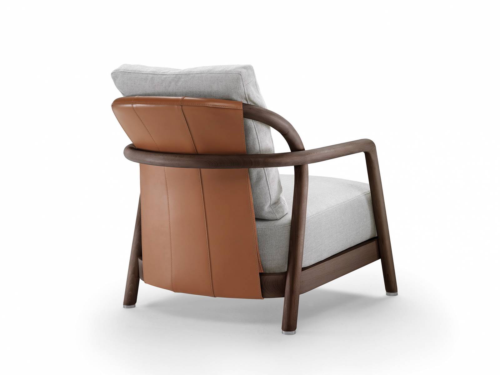 Von vorne wie von hinten schön: Besonderer Blickfang von Sessel «Alison» ist sein Rückenteil aus Leder. Der Entwurf von Designer Carlo Colombo zeigt sich vom klassischen Möbeldesign der Skandinavier inspiriert. Flexform.