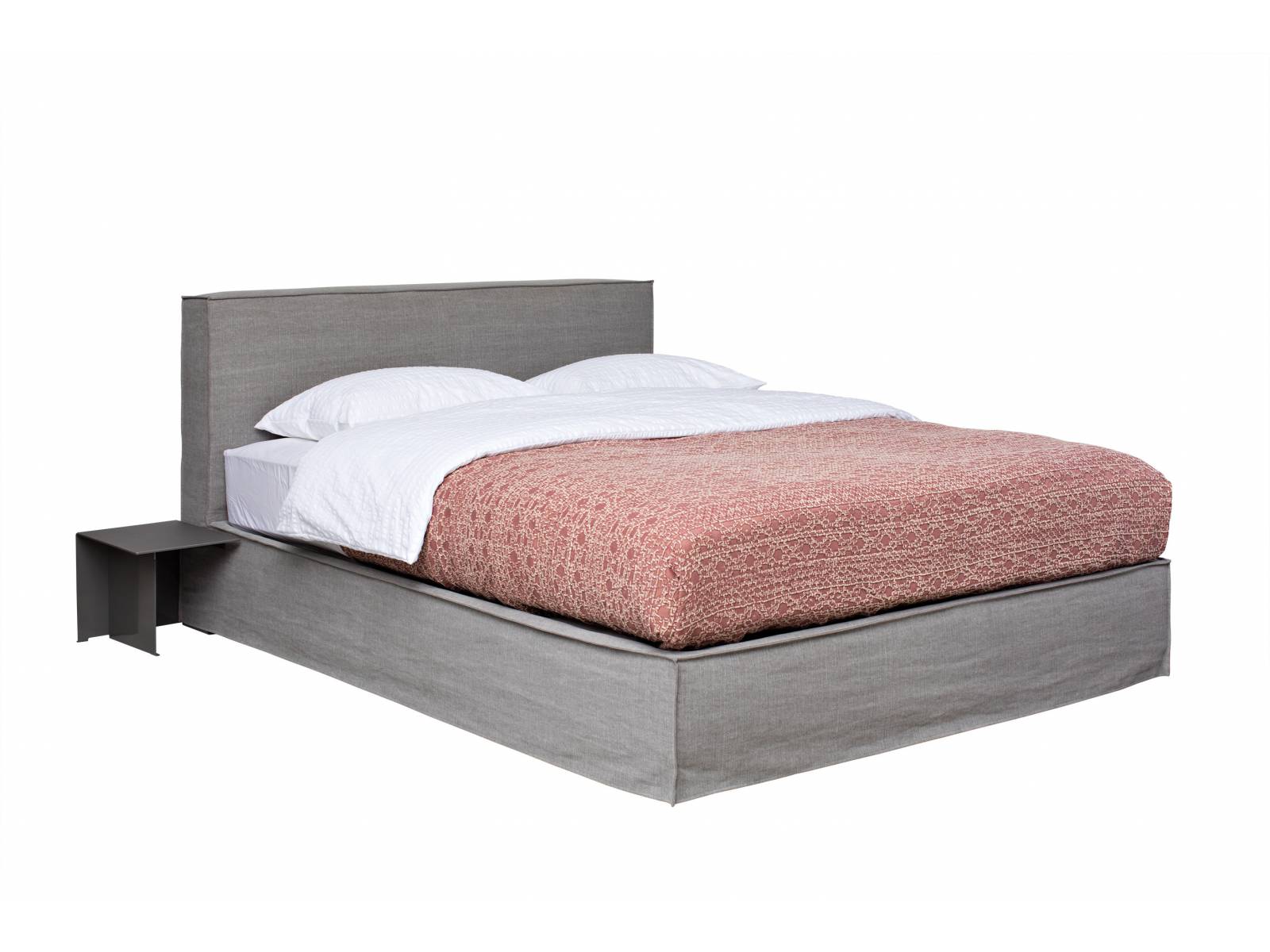 Mit «Purebeds Ell» hat das Kölner Designerduo Kaschkasch ein Bett mit durchgehendem und abnehmbarem Stoffbezug entworfen. Die umlaufende schmale Biese betont die gerade Linienführung. Mit oder ohne Ansatztisch, der auch nachbestellt werden kann. Schramm.