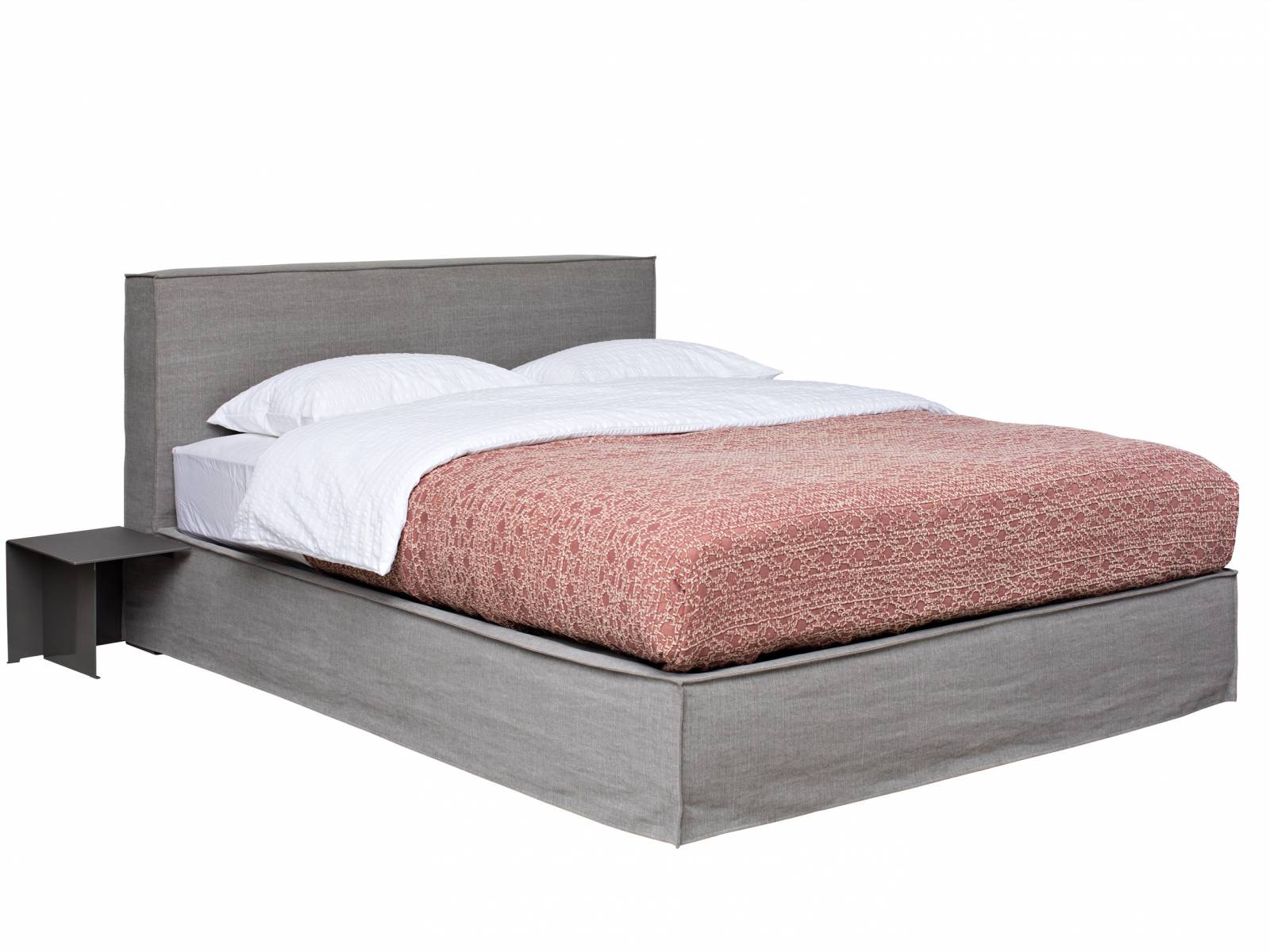 Mit «Purebeds Ell» hat das Kölner Designerduo Kaschkasch ein Bett mit durchgehendem und abnehmbarem Stoffbezug entworfen. Die umlaufende schmale Biese betont die gerade Linienführung. Mit oder ohne Ansatztisch, der auch nachbestellt werden kann. Schramm.