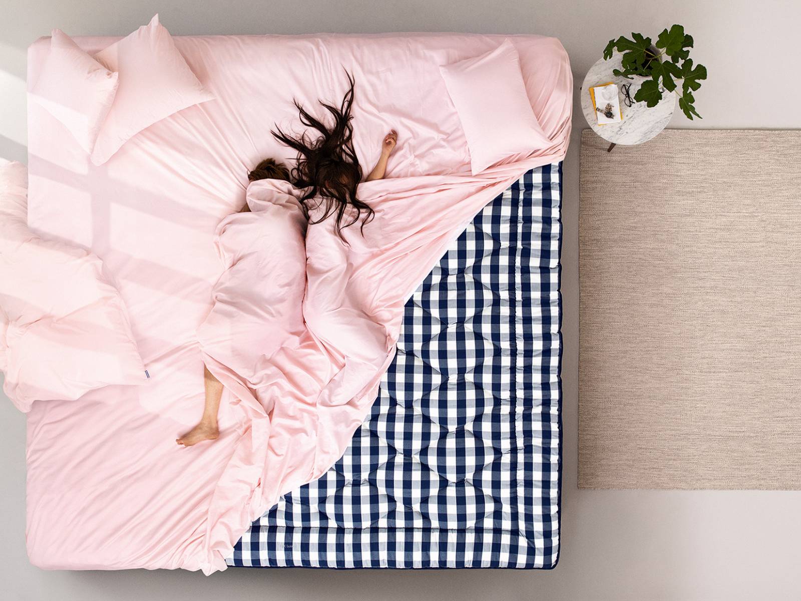 Wie eine Skulptur übernimmt «Fonis» die Führung im Raum. Das chromglänzende Gestell, das an die Formgebung des Art déco erinnert, wird über Fronten und Abdeckplatten weitergeführt. Hülsta.