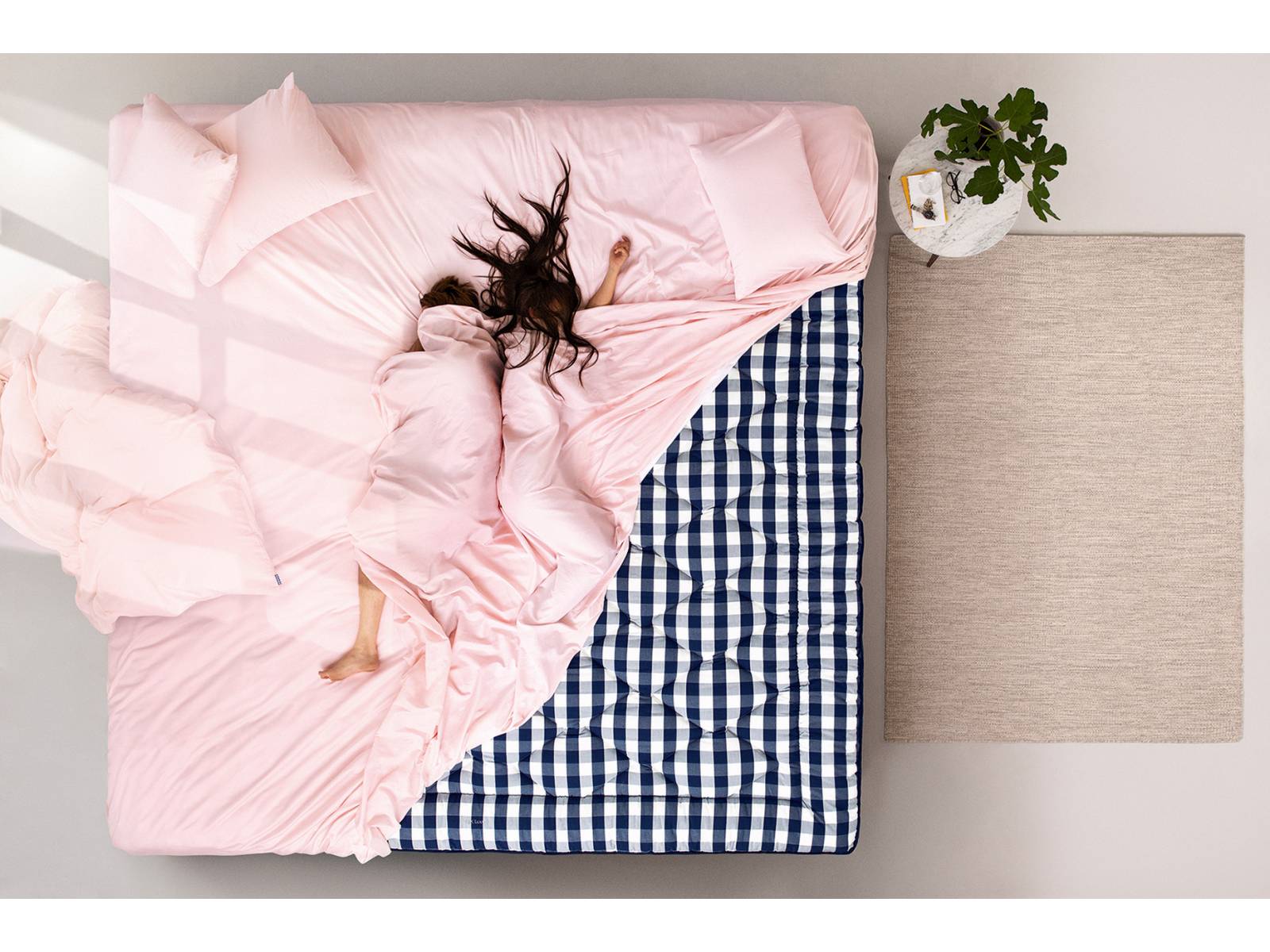 Wie eine Skulptur übernimmt «Fonis» die Führung im Raum. Das chromglänzende Gestell, das an die Formgebung des Art déco erinnert, wird über Fronten und Abdeckplatten weitergeführt. Hülsta.