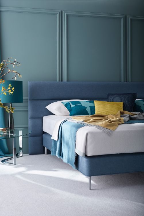 Vereint traditionelle Handwerkskunst mit einer zeitgemässen Ästhetik, die durch die Stahlbeine und das exklusive Kopfteildesign betont wird: «Elizabeth» in limitierter Auflage. Ein Rahmen aus skandinavischem FSC-Holz und ein spezieller Diwan komplettieren den edlen Look. Vispring.