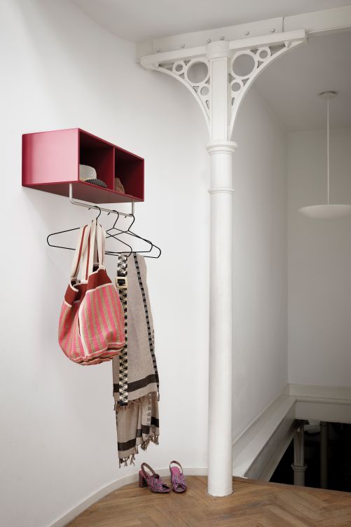 Das einst von Peter J. Lassen entworfene Regalsystem schreibt seither in jedem Raum eine neue Geschichte. Im Eingangsbereich als System «Coat» mit praktischer Kleiderstange. Montana.