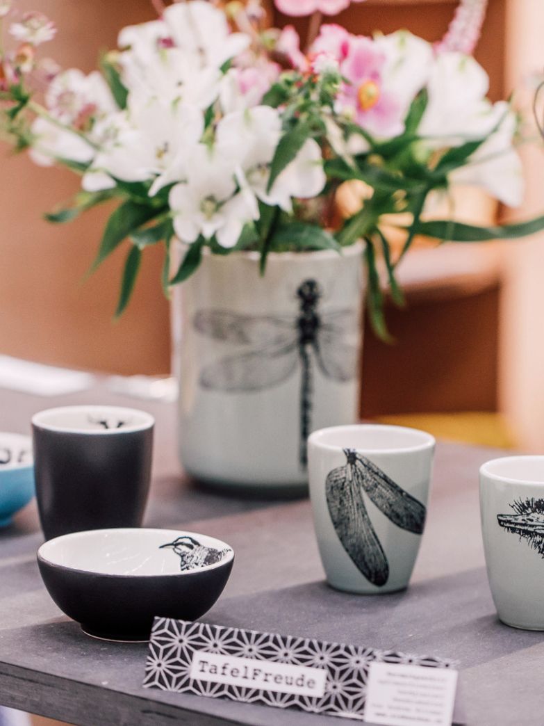 Tafelfreuden aus Keramik: Das gegossene Geschirr wird von Hand glasiert, mit hübschen Motiven bedruckt, ist lebensmittelecht und eignet sich für die Spülmaschine. SIEBSACHEN.CH