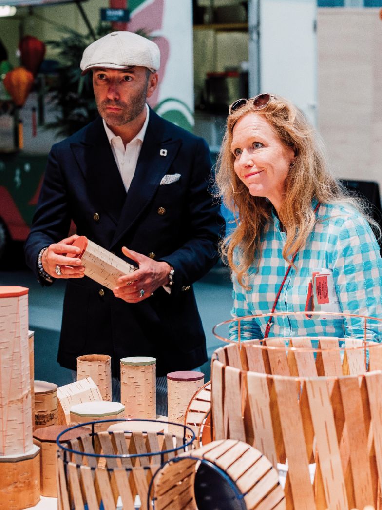 Mit der Fertigung von zeitgenössischen Möbeln und Accessoires aus Birkenrinde lässt Designerin Anastasiya Koshcheeva ein altes sibirisches Handwerk ihrer Heimat aufleben. MOYA-BIRCHBARK.COM