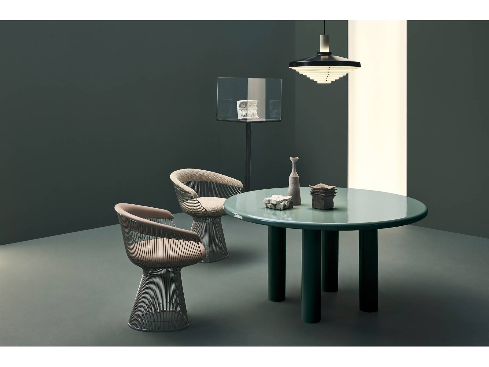 Als eine «Übung in Reinheit und Einfachheit» beschreiben Edward Barber und Jay Osgerby ihre Esstisch-Kollektion Smalto. Für das britische Duo war es das erste Möbel aus emailliertem Stahl, den sie aufgrund seiner modernen Optik und seiner robusten Qualität auswählten. Das Material, das sonst hauptsächlich im Badbereich verwendet wird, ermöglicht eine tiefe Farbigkeit in Blaugrau, Blau, Grau und Aubergine. Knoll.