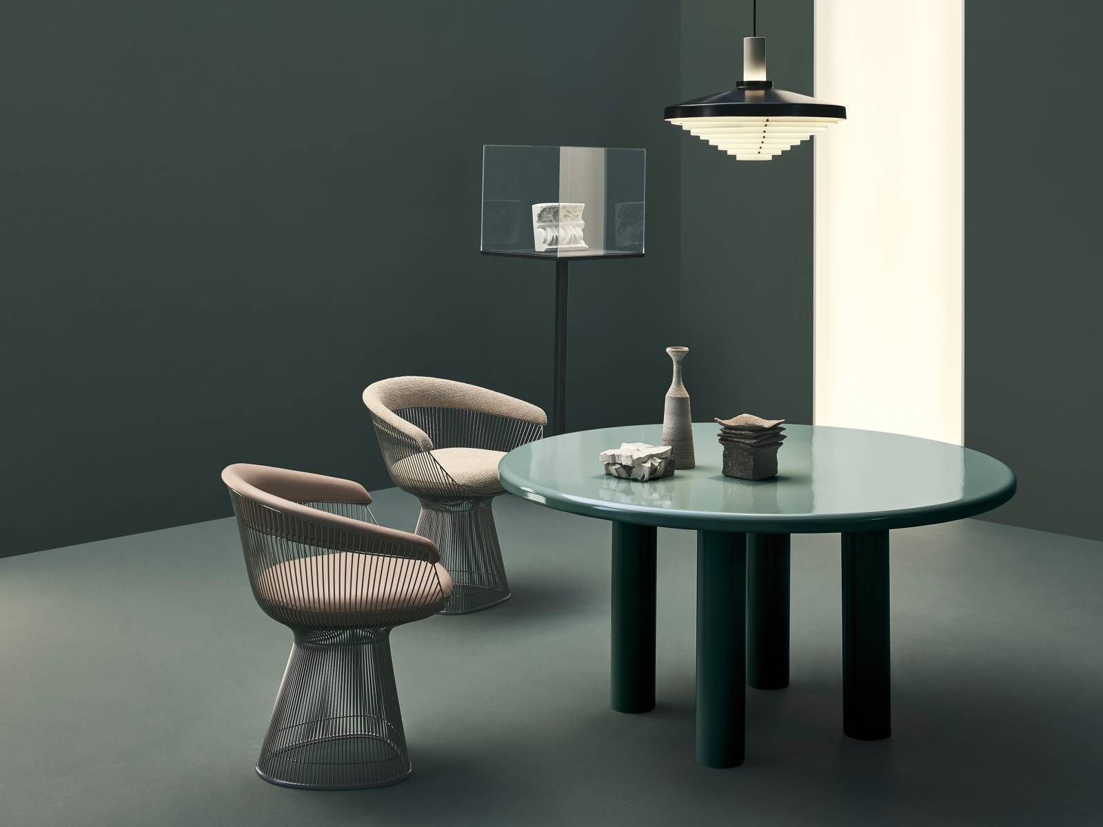 Als eine «Übung in Reinheit und Einfachheit» beschreiben Edward Barber und Jay Osgerby ihre Esstisch-Kollektion Smalto. Für das britische Duo war es das erste Möbel aus emailliertem Stahl, den sie aufgrund seiner modernen Optik und seiner robusten Qualität auswählten. Das Material, das sonst hauptsächlich im Badbereich verwendet wird, ermöglicht eine tiefe Farbigkeit in Blaugrau, Blau, Grau und Aubergine. Knoll.