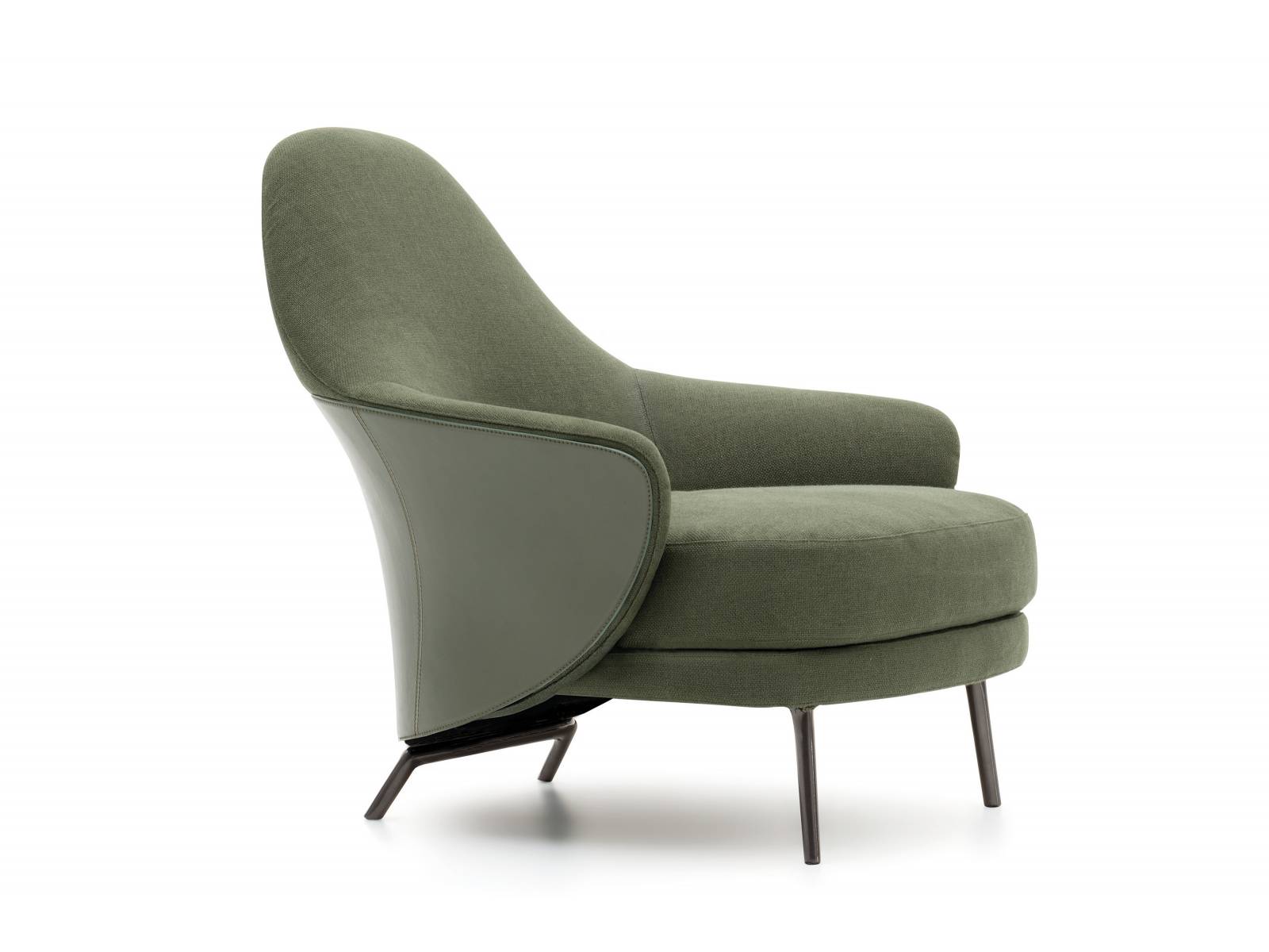 «Angie» ist ein mit Stoff bezogener Sessel, dessen Lehnen wie schützende Flügel von einem Lederelement umschlossen werden. Minotti.