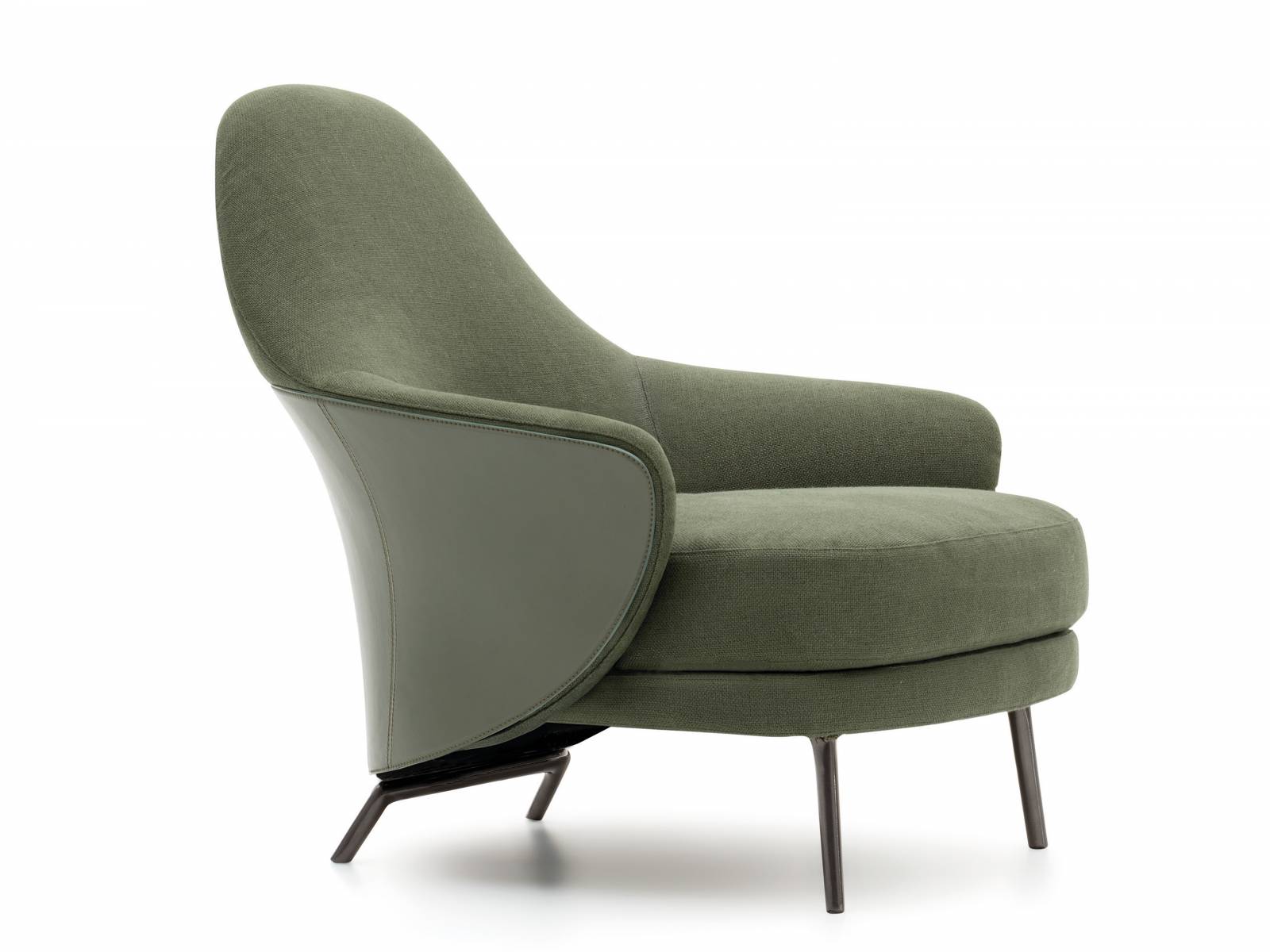 «Angie» ist ein mit Stoff bezogener Sessel, dessen Lehnen wie schützende Flügel von einem Lederelement umschlossen werden. Minotti.