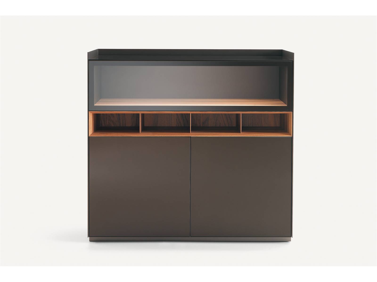 «Self» ist wohl eine der elegantesten Lösung, geliebte und ungeliebte Dinge zu verstauen. Am Salone wurde die edle Kollektion um eine horizontal ausgerichtete Kommode erweitert. Aluminiumprofile verbergen den Schliessmchanismus und machen die Klapptür aus gehärtetem Glas möglich. Ausgekleidet mit Nussbaum, Kunstleder oder lackiertem Glas. Rimadesio.