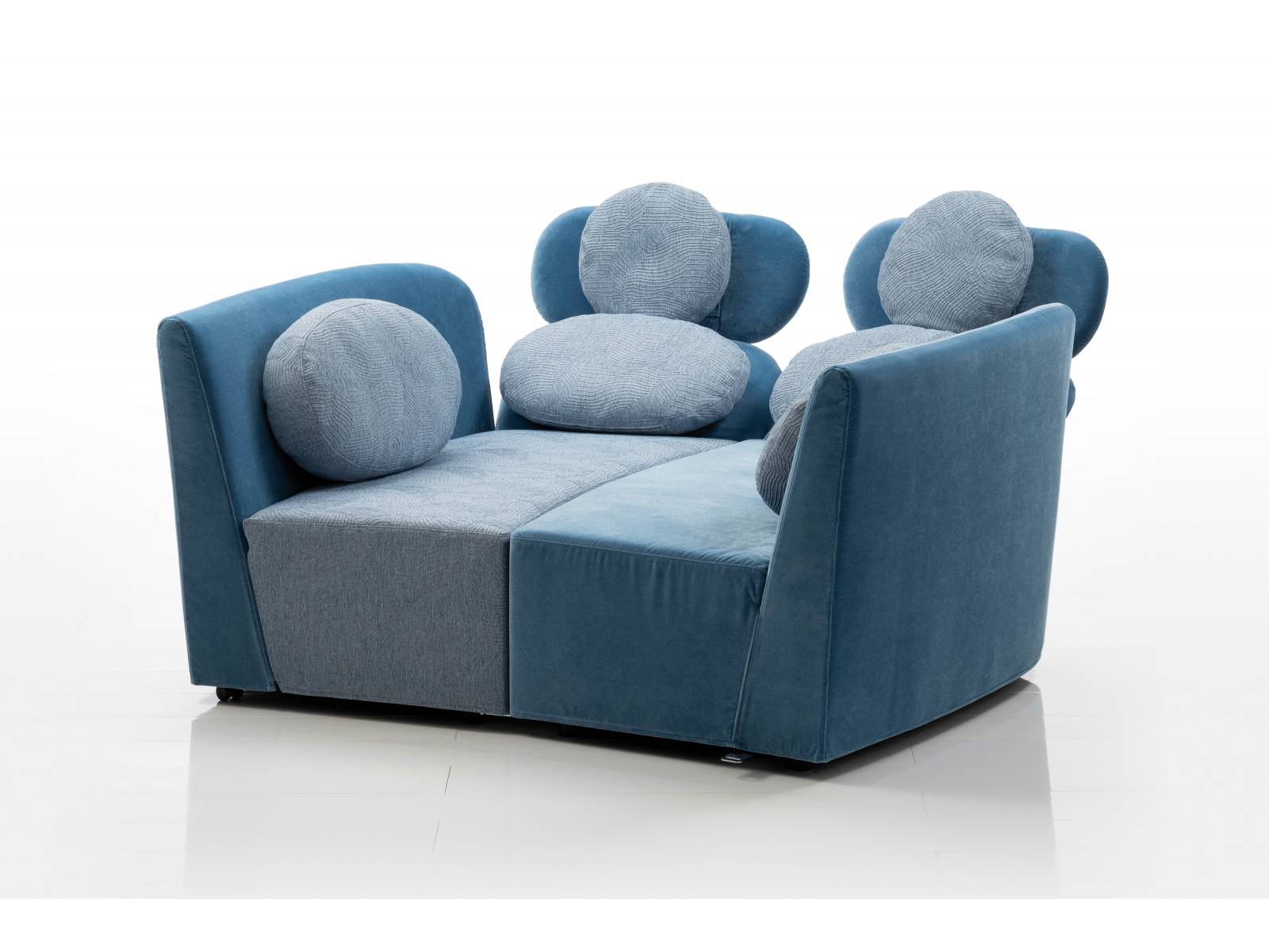 «Floret glory» ist ein wahrer Verwandlungskünstler, der sich den jeweiligen Wünschen seines Besitzers anpasst. Das Sofa überzeugt mit Armlehnen, die zu Rückenlehnen werden und sich aufklappen sowie abwickeln lassen. Brühl.