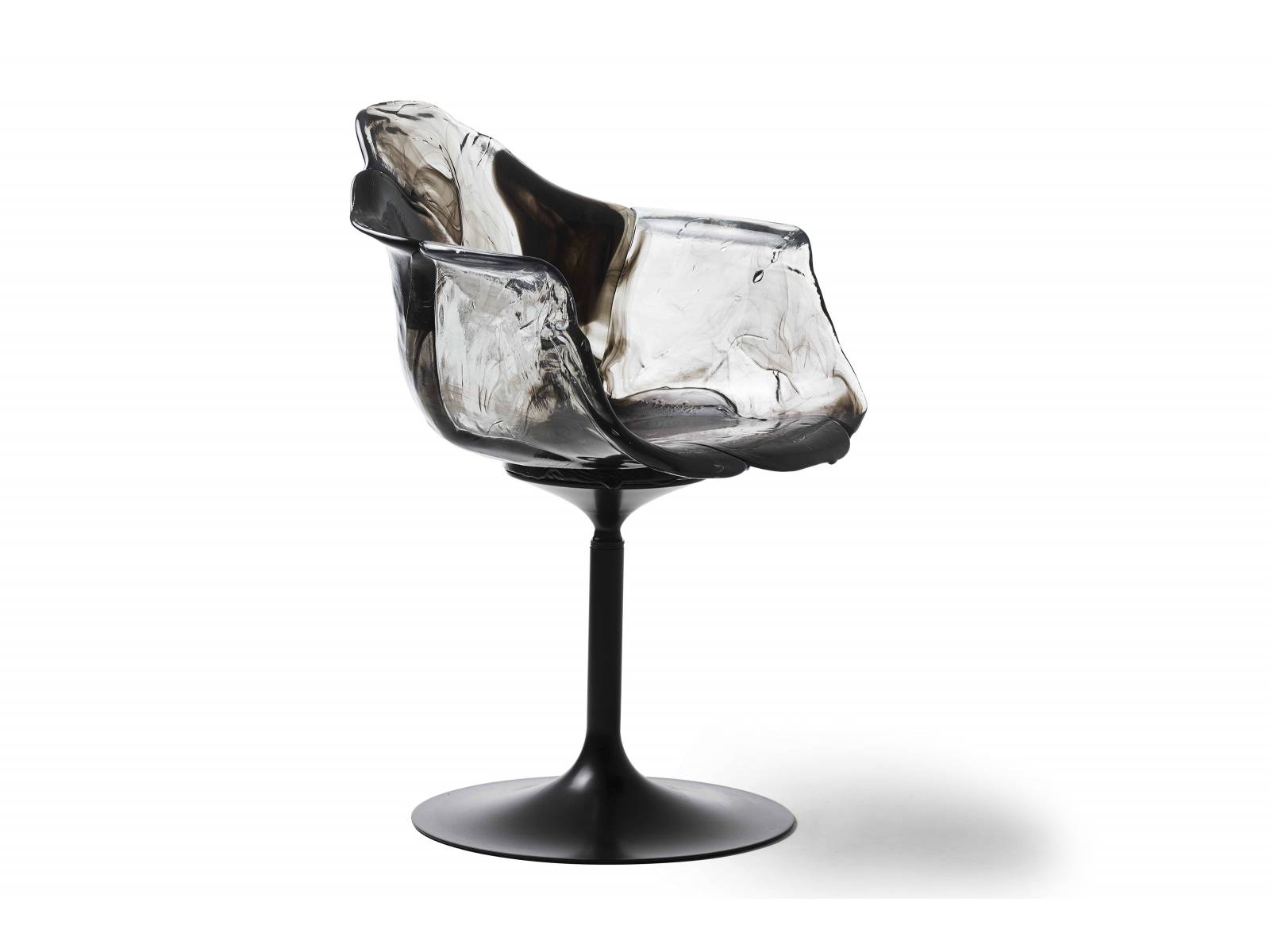 Wie die zarten Blätter einer Blüte entfaltet sich die transparente Sitzschale aus Polycarbonat auf einem Fuss aus Metall. Da Stuhl «Ella» von Hand gefertigt wird, variiert er jeweils in Form und Farbe. 2017 zum ersten Mal vorgestellt, ist das ausgefallene Sitzmöbel nun auch in Anthrazit-Schwarz-Tönen zu haben. Design: Jacopo Foggini. Edra.