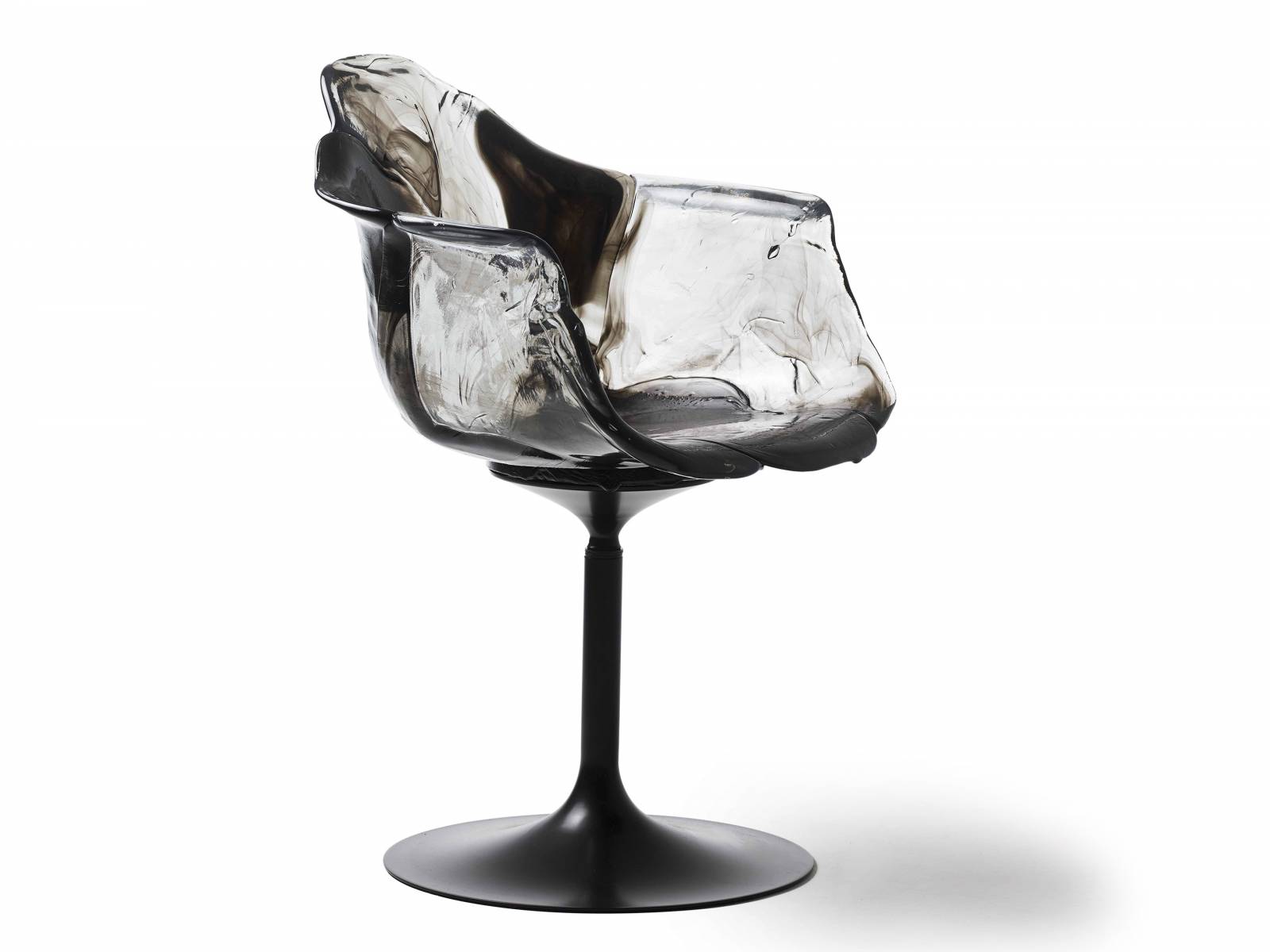 Wie die zarten Blätter einer Blüte entfaltet sich die transparente Sitzschale aus Polycarbonat auf einem Fuss aus Metall. Da Stuhl «Ella» von Hand gefertigt wird, variiert er jeweils in Form und Farbe. 2017 zum ersten Mal vorgestellt, ist das ausgefallene Sitzmöbel nun auch in Anthrazit-Schwarz-Tönen zu haben. Design: Jacopo Foggini. Edra.