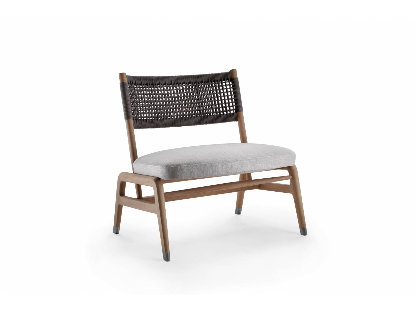 «Ortigia» fällt durch sein aussergewöhnlich Holzgestell aus Nussbaum oder Esche auf. Der gepolsterte Sitz ist mit Stoff oder Leder bezogen, während ein handgearbeitetes Ledergeflecht die Rückenlehne bildet. Flexform.