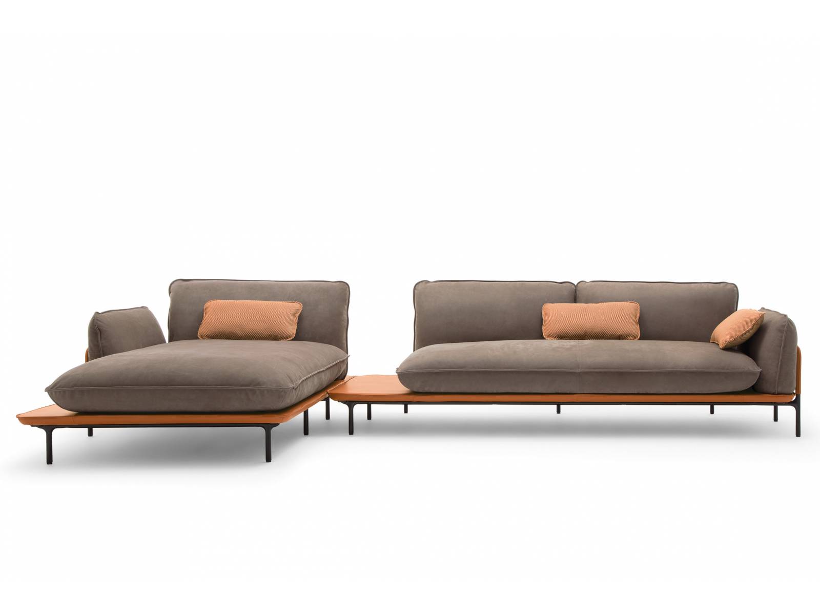 Tina Bunyaprasit und Werner Aisslinger dachten beim Entwurf ihres modularen Sofaprogramms daran, auf welch unterschiedliche Art und Weise man heute zusammenlebt. Das Ergebnis heisst «Addit» und besteht aus einzelnen Polsterelementen, die auf einem feinen, mit Leder bezogenem Rahmen ruhen. Im Zusammenspiel mit Bügeln, Regalen und Tableaus ergeben sich viele Möglichkeiten für das passende Sitzmöbel. Rolf Benz.