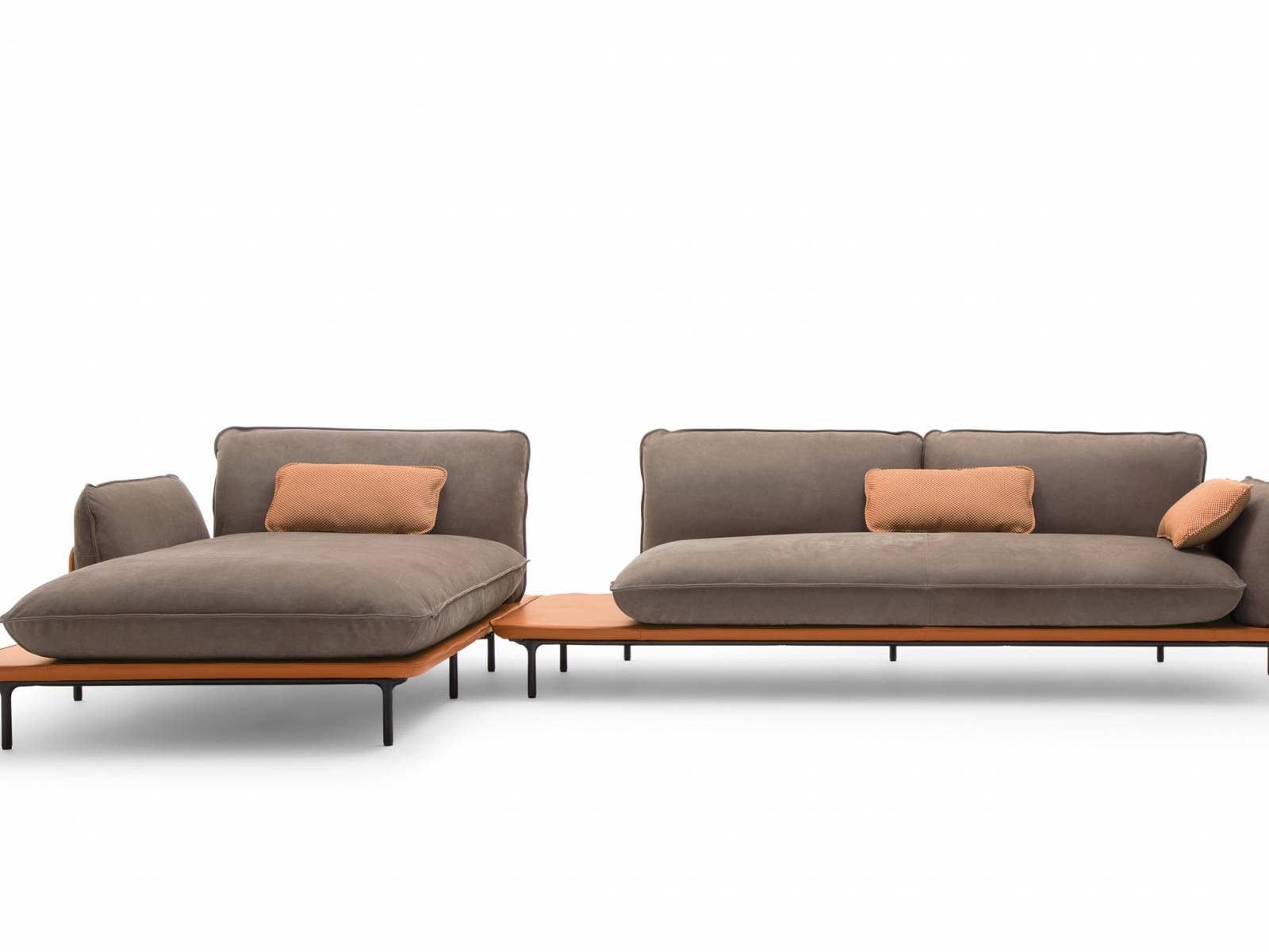 Tina Bunyaprasit und Werner Aisslinger dachten beim Entwurf ihres modularen Sofaprogramms daran, auf welch unterschiedliche Art und Weise man heute zusammenlebt. Das Ergebnis heisst «Addit» und besteht aus einzelnen Polsterelementen, die auf einem feinen, mit Leder bezogenem Rahmen ruhen. Im Zusammenspiel mit Bügeln, Regalen und Tableaus ergeben sich viele Möglichkeiten für das passende Sitzmöbel. Rolf Benz.