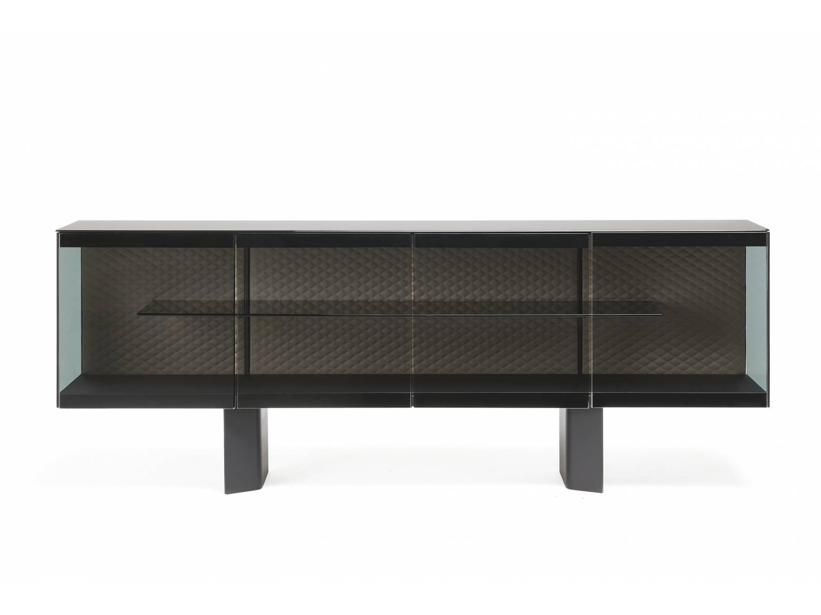 Stahl und Glas verbinden sich in «Boutique» zu einer Schatulle, die freiwillig ihre Schätze offenbart. Die LED-Beleuchtung setzt die Rückwand aus gestepptem Leder ins rechte Licht. Cattelan.