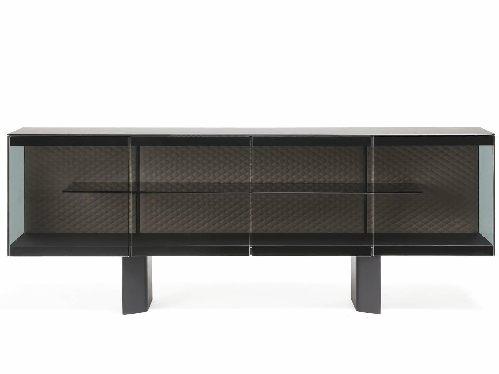 Stahl und Glas verbinden sich in «Boutique» zu einer Schatulle, die freiwillig ihre Schätze offenbart. Die LED-Beleuchtung setzt die Rückwand aus gestepptem Leder ins rechte Licht. Cattelan.