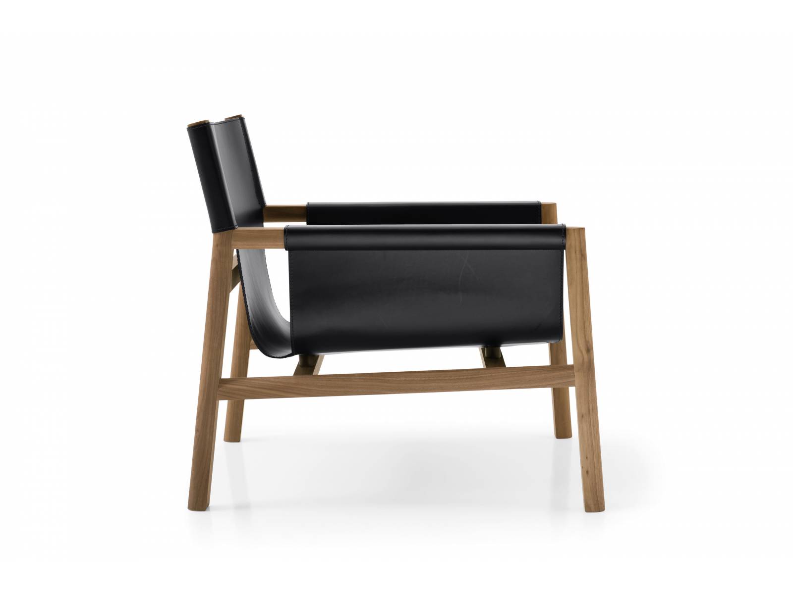 In «Pablo» sitzt man auf einer doppelten Lederschicht mit leichter Polsterung. Das macht den Stuhl sehr bequem, ohne das leichte, formschöne Holzgestell durch ein dickes Sitzpolster zu beschweren. Design: Vincent Van Duysen. B&amp;B Italia.