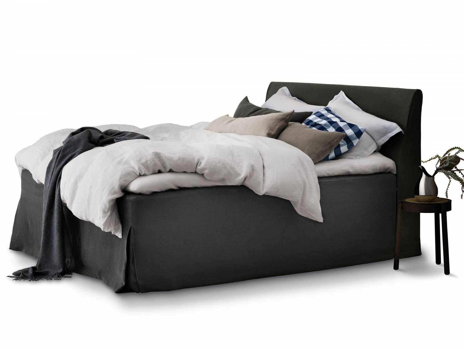 Kein Unternehmen identifiziert sich so mit dem weiss-blauen Karomuster wie der schwedische Bettenhersteller. Ilse Crawford verbirgt das Markenzeichen kurzerhand in einem Bezug aus schlichtem Naturhanf. Zur Being-Kollektion gehört auch eine Bettwäsche aus Leinen, die nicht nur bequem, sondern auch gesund ist. Die Stoffe sind nachhaltig, natürlich hypoallergen und leiten die Feuchtigkeit von der Haut ab. Hästens.