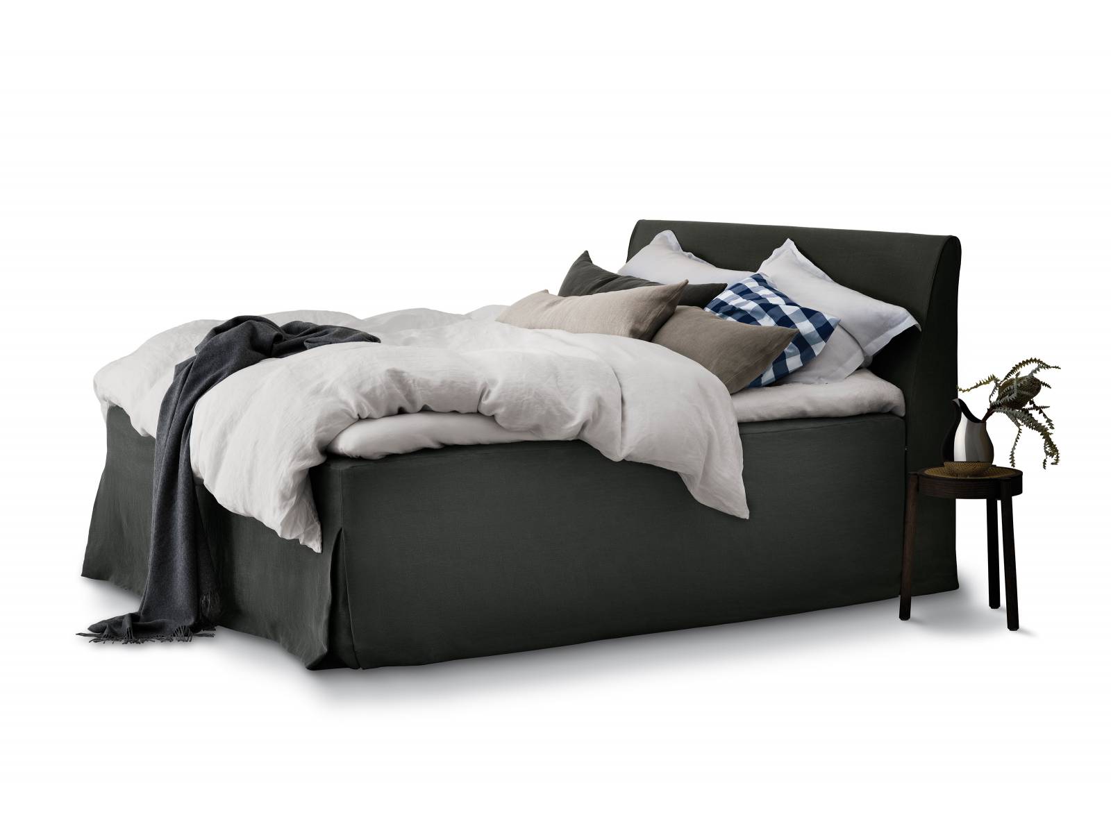 Kein Unternehmen identifiziert sich so mit dem weiss-blauen Karomuster wie der schwedische Bettenhersteller. Ilse Crawford verbirgt das Markenzeichen kurzerhand in einem Bezug aus schlichtem Naturhanf. Zur Being-Kollektion gehört auch eine Bettwäsche aus Leinen, die nicht nur bequem, sondern auch gesund ist. Die Stoffe sind nachhaltig, natürlich hypoallergen und leiten die Feuchtigkeit von der Haut ab. Hästens.