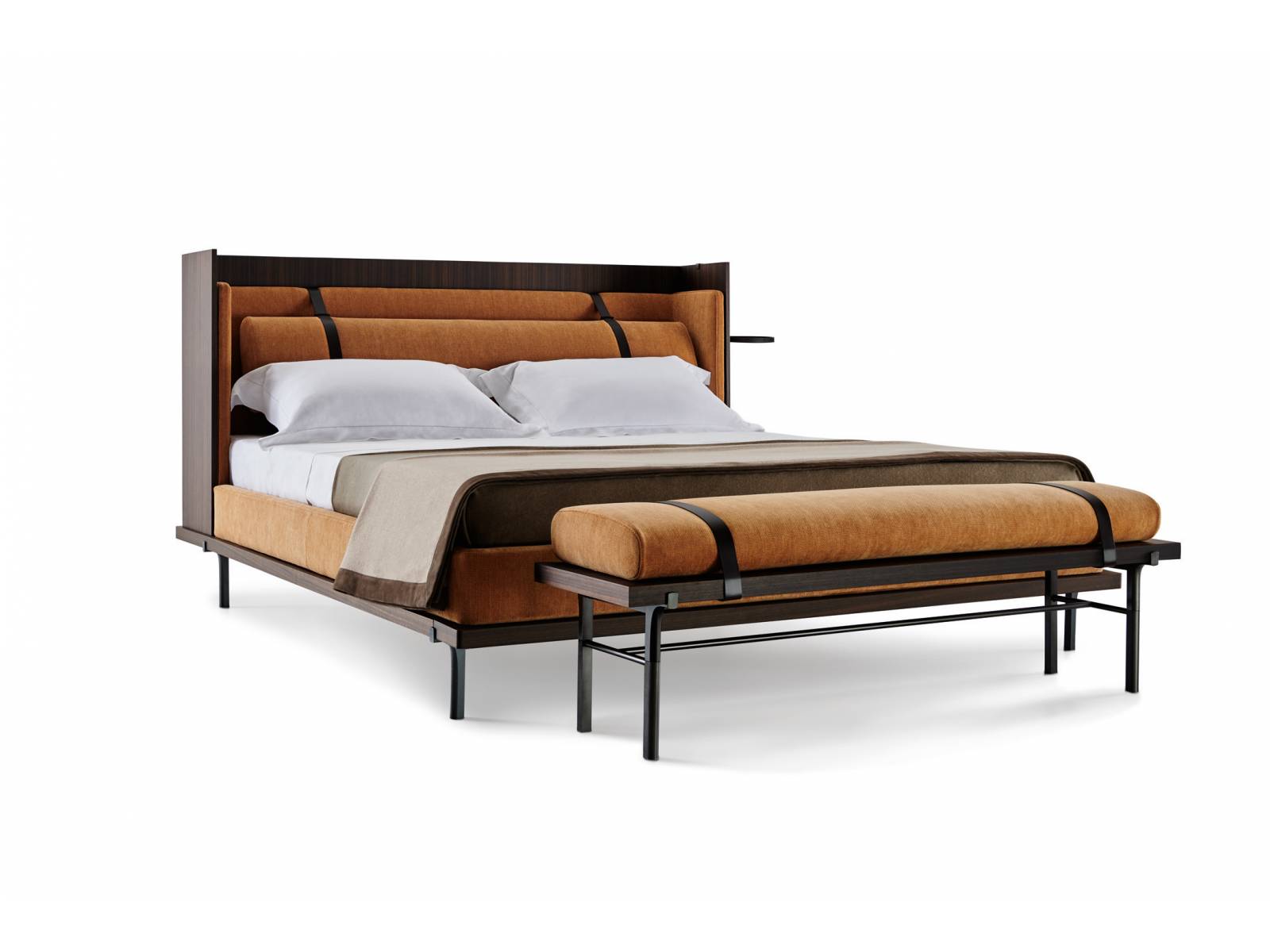 Namensgeber für Bett und Bank «Twelf a.m.» war die Stunde, die den Übergang von einem Tag zum nächsten markiert. Das Bett verfügt über ein hohes Kopfteil aus Eucalyptus, das sich in der Nacht schützend um den Schlafenden legt. Auffälligstes Merkmal des Entwurfs von Neri &amp; Hu sind die Lederriemen, mit denen die Kissen an Kopfteil und Fussbank befestigt werden. Molteni &amp; C.