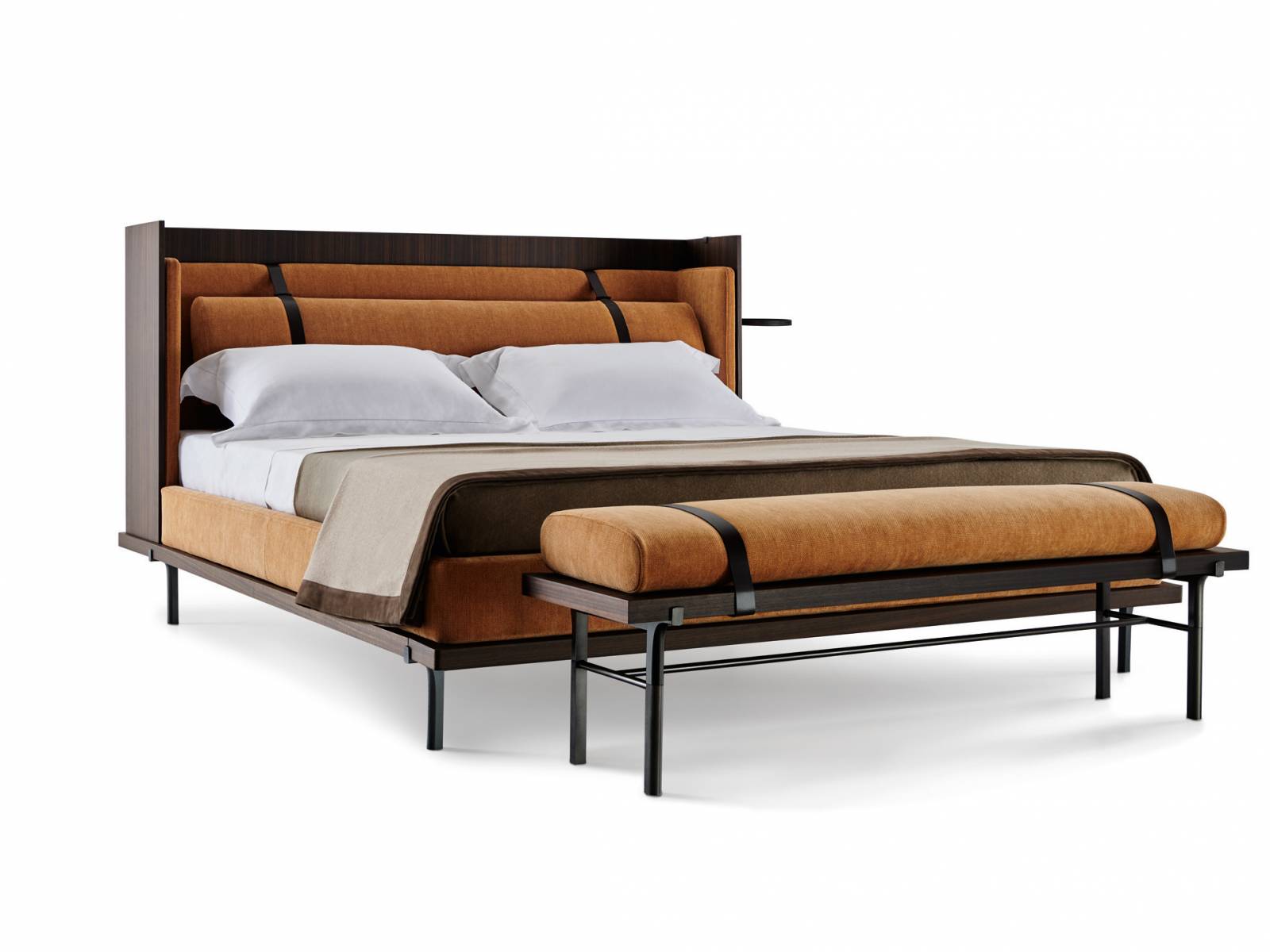 Namensgeber für Bett und Bank «Twelf a.m.» war die Stunde, die den Übergang von einem Tag zum nächsten markiert. Das Bett verfügt über ein hohes Kopfteil aus Eucalyptus, das sich in der Nacht schützend um den Schlafenden legt. Auffälligstes Merkmal des Entwurfs von Neri & Hu sind die Lederriemen, mit denen die Kissen an Kopfteil und Fussbank befestigt werden. Molteni & C.