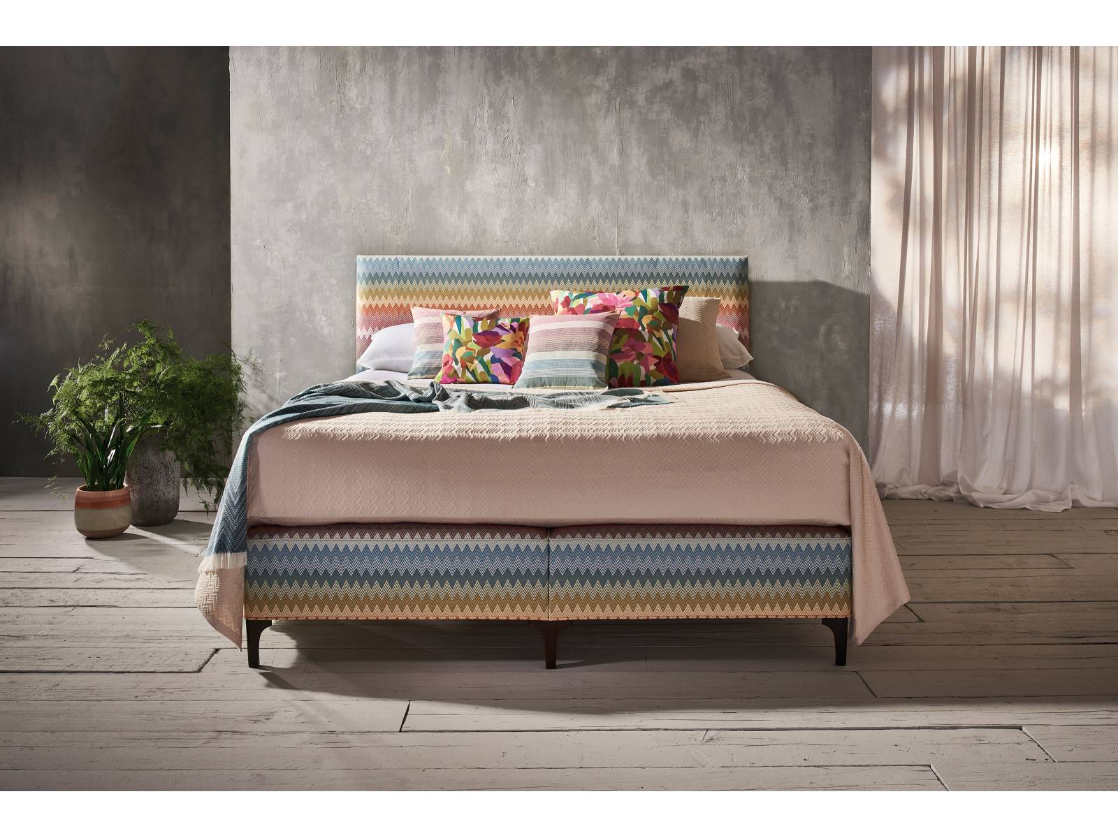 Das bekannte italienische Modelabel Missoni kleidet jetzt auch Betten ein. Matratze, Kopfteil und Überwurf gibt es in pastelligen Regenbogenfarbe. Wer es weniger bunt mag, kann den Überwurf auch einfarbig wählen. Vispring.