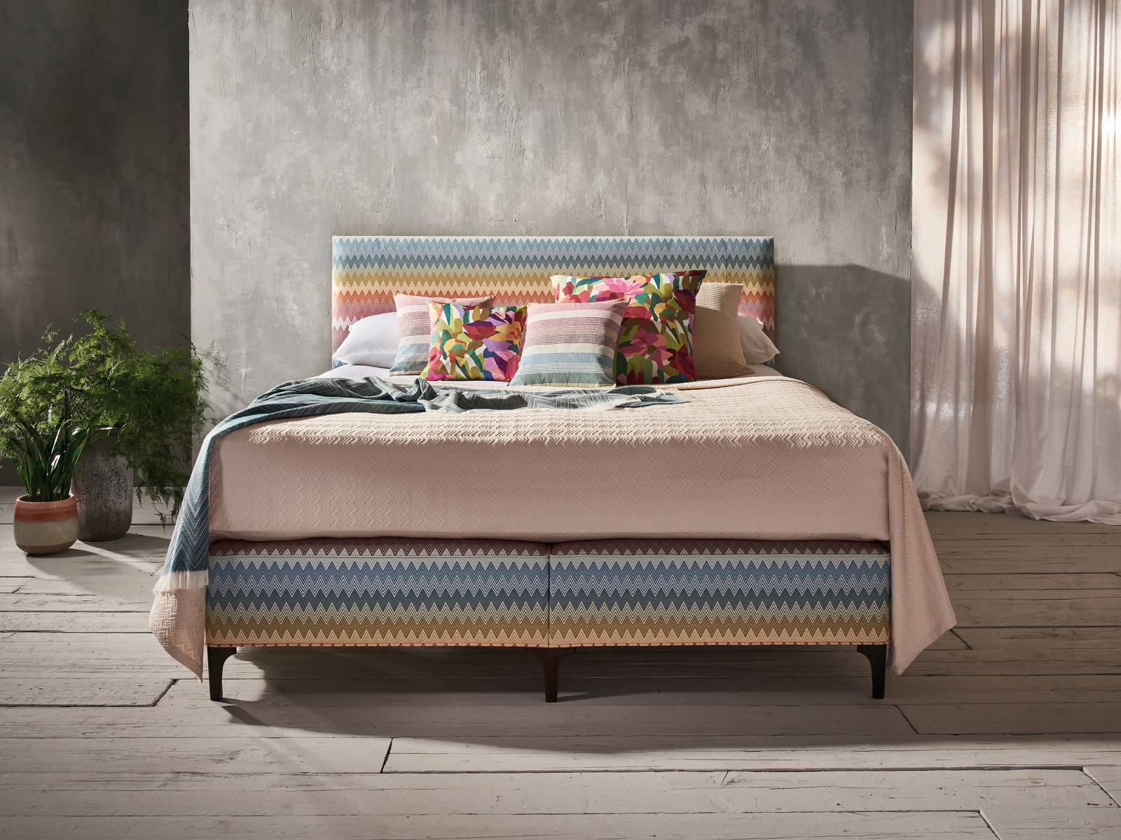 Das bekannte italienische Modelabel Missoni kleidet jetzt auch Betten ein. Matratze, Kopfteil und Überwurf gibt es in pastelligen Regenbogenfarbe. Wer es weniger bunt mag, kann den Überwurf auch einfarbig wählen. Vispring.