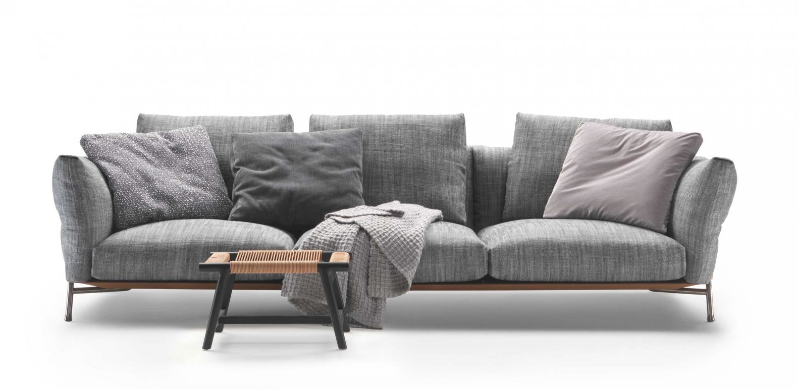 Es begab sich im neuen (grossartigen) Flagshipstore in der Via Moscova zu der Zeit, als sich der Tag dem Ende neigte: Wir liessen uns in «Ambroeus» nieder, unfähig in der Lage, uns jemals wieder aus dem herrlich weichen Sitzmöbel zu erheben. Design: Antonio Citterio. flexform.it