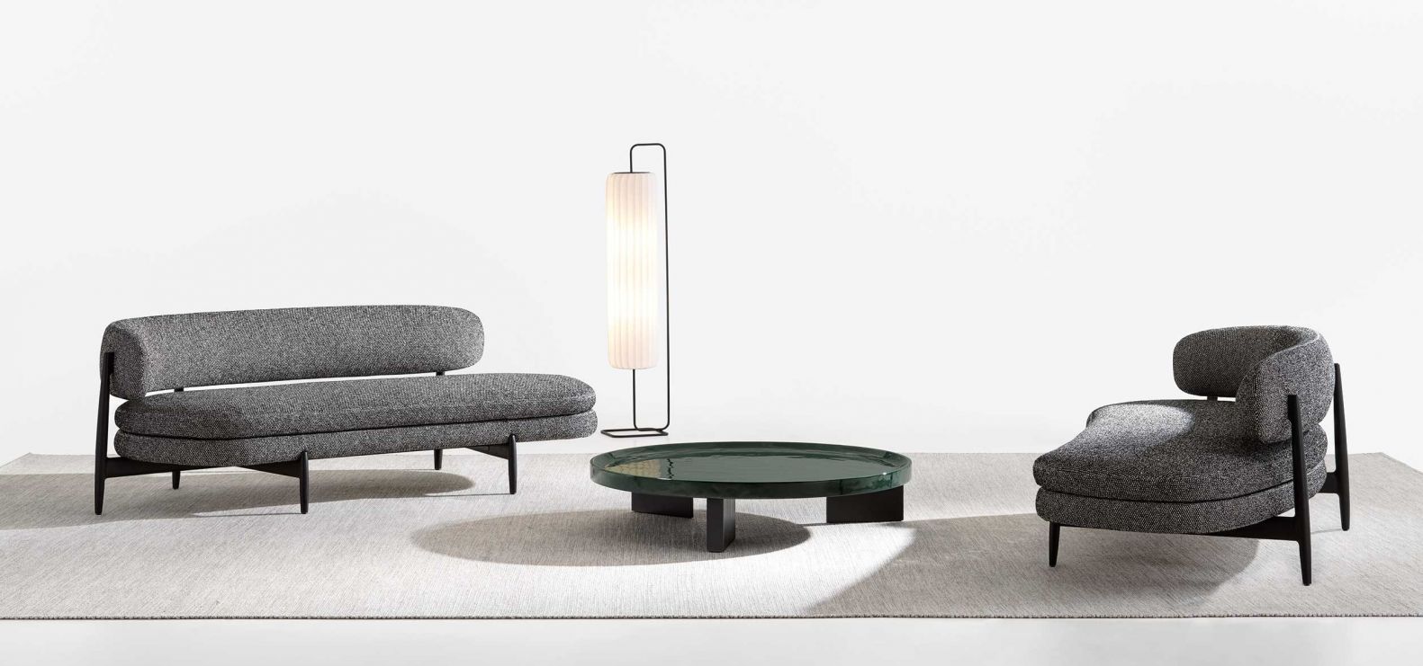 Pausen sind bei Minotti immer mit einem guten Kaffee verbunden. In Rho wurde dieser auf einer speziell eingerichteten Fläche gereicht, die die Vielfalt der Kollektion vor Augen führte. Wir wählten ein Möbel von Kyoko Inoda und Nils Sveje. Das Duo, das in diesem Jahr seine ersten Entwürfe für den italienischen Hersteller vorlegte, hat seine Wurzeln in Dänemark und Japan. Wer dem Sofa «Lars» seinen Namen geben durfte, steht damit wohl fest. minotti.com