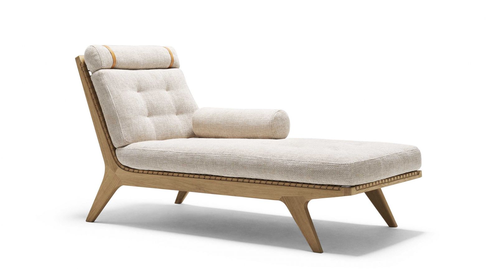«Klismos» bedeutet auf Altgriechisch «Stuhl». Antonio Citterio entwickelte für Knoll nicht nur diesen, sondern gleich eine ganze Kollektion von Sitzmöbeln, die sich in ihrer Form an der klassischen griechischen Kultur orientieren. Besonders elegant (und wegen der üppigen Polster auch unser Messe-Favorit) ist die Chaiselongue. Die Rollenkopfstütze ist mit naturfarbenen oder schwarzen Lederschnüren an den Eichenrahmen gebunden. knoll.com