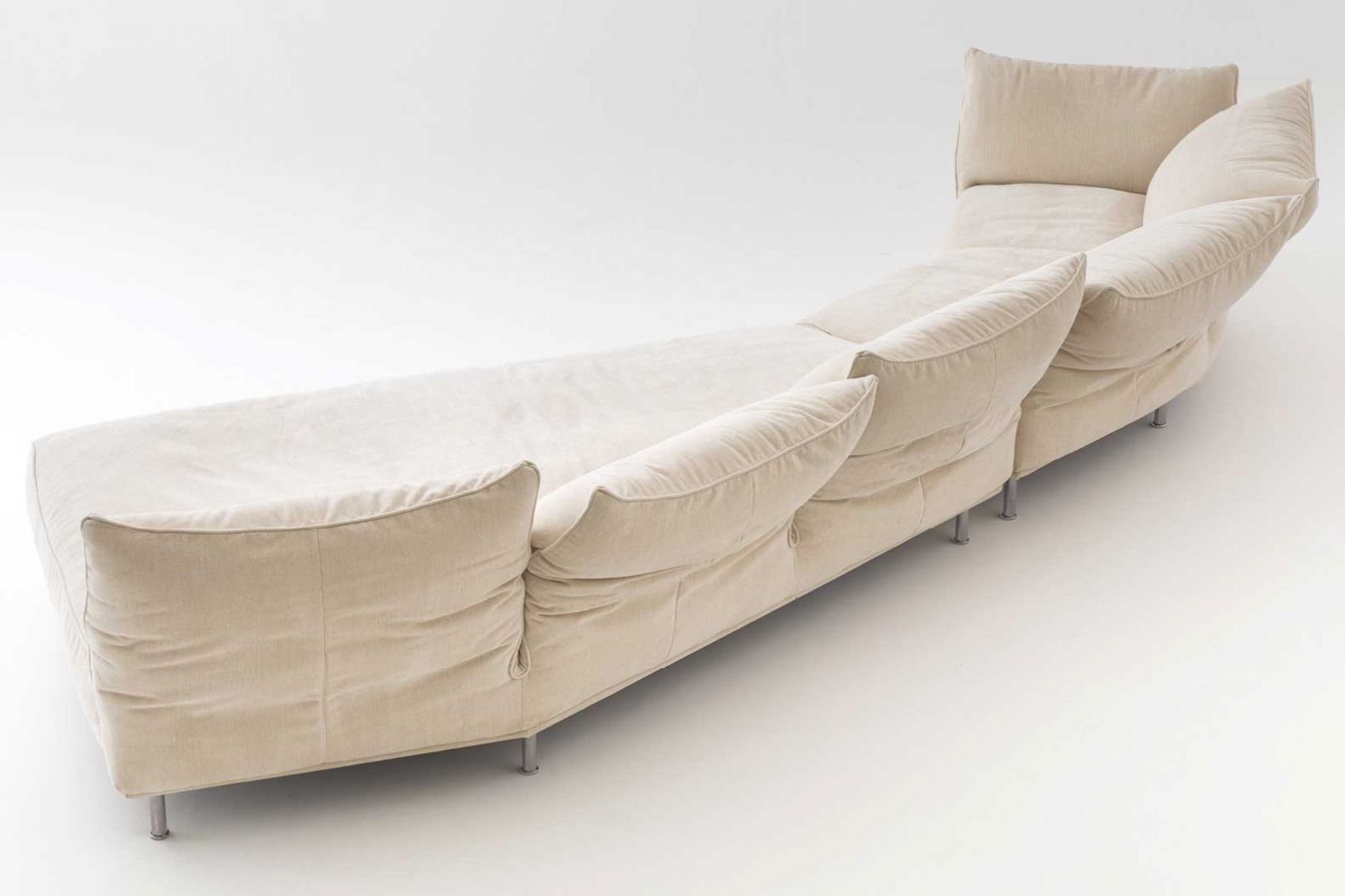 Hier lagen wir genau richtig: Nicht nur wegen des weichen Bezugsstoffes von «Standalto», auf den die Vice Präsidentin Monica Mazzei ein ganz besonderes Augenmerk richtete, sondern auch wegen der verstellbaren Rückenlehnen. Design: Francesco Binfaré. edra.it